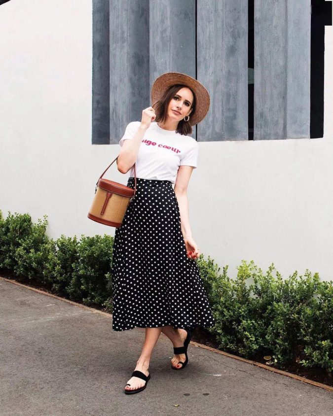 Comfy skirt with T shirt 140 First-Date Outfit Ideas That Make You Special - 49