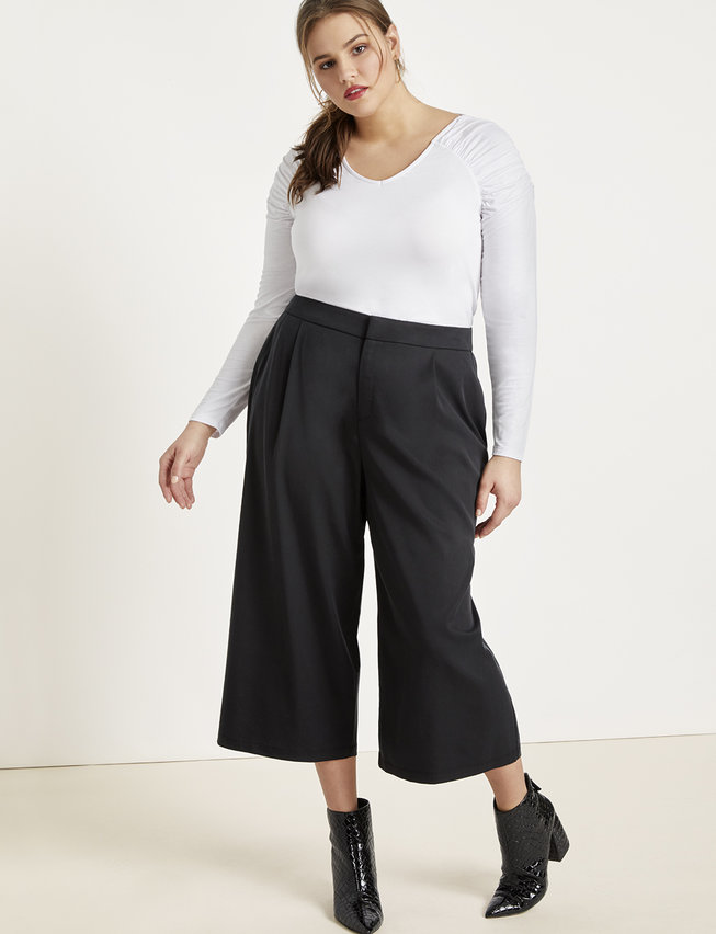 Cropped trousers and body fitted blouse 1 140 First-Date Outfit Ideas That Make You Special - 17