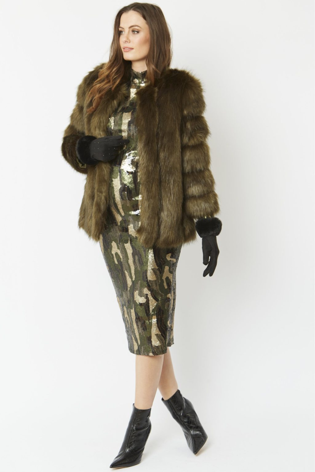 140+ Lovely Women's Outfit Ideas for Winter 53 Faux Fur Coat 2 140+ Lovely Women's Outfit Ideas for Winter - 53