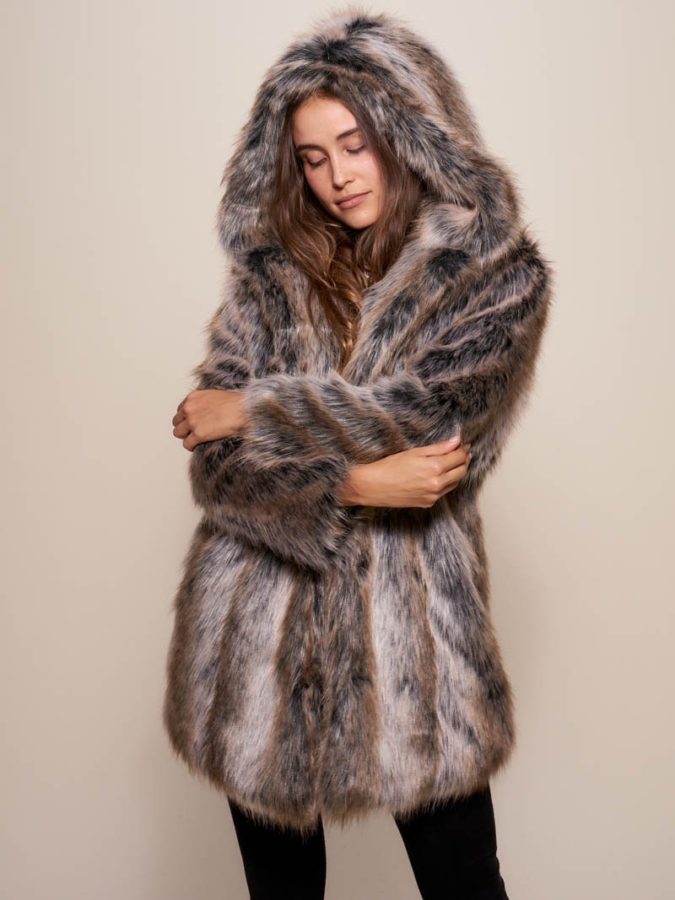 Faux Fur Coat 140+ Lovely Women's Outfit Ideas for Winter - 51