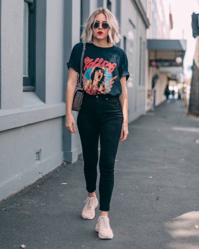 140 First-Date Outfit Ideas That Make You Special 9 High waist jean and vintage Tee .. 140 First-Date Outfit Ideas That Make You Special - 9