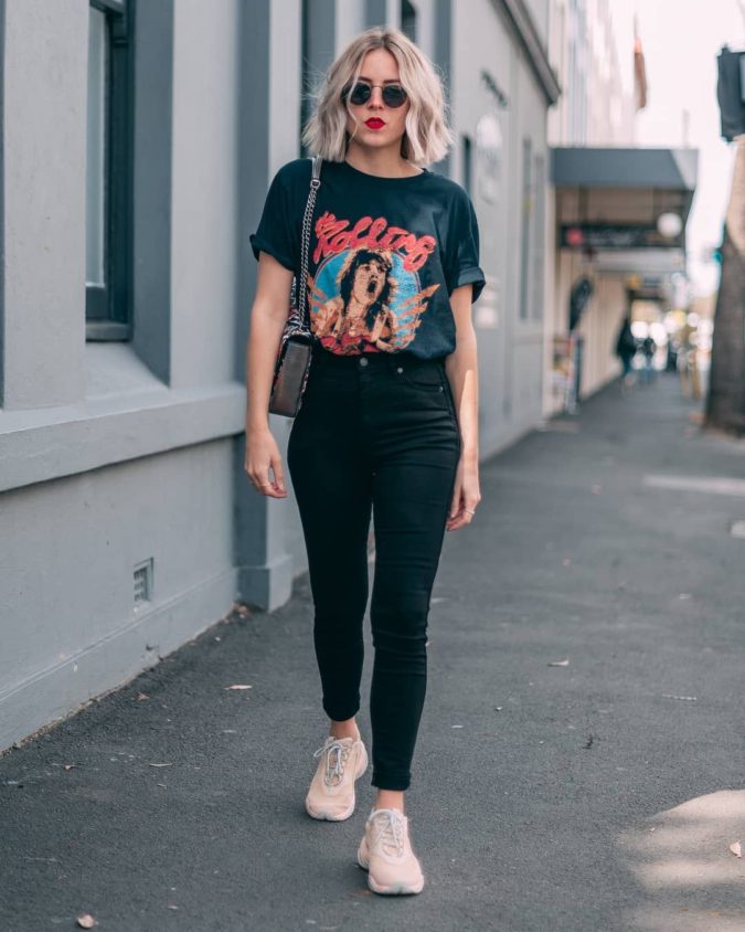High waist jean and vintage Tee .. 140 First-Date Outfit Ideas That Make You Special - 9