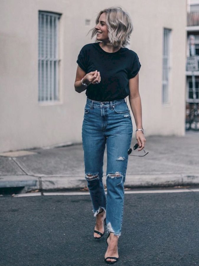 High waist jean and vintage Tee. 1 140 First-Date Outfit Ideas That Make You Special - 15