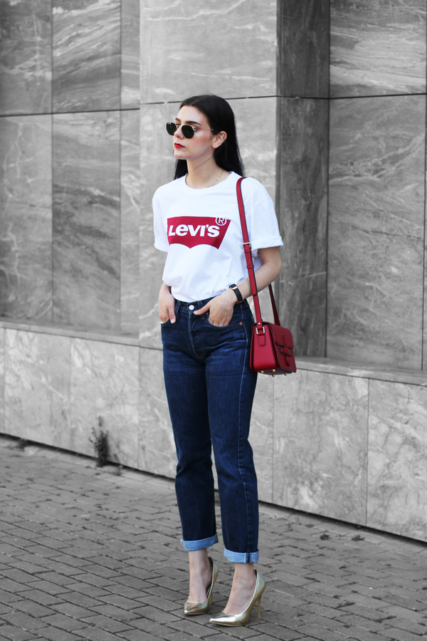 High waist jean and vintage Tee. 140 First-Date Outfit Ideas That Make You Special - 8