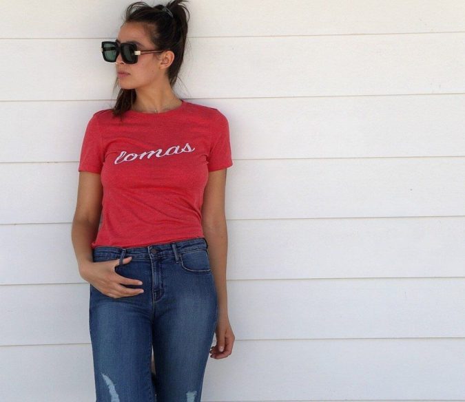 High waist jeans and vintage Tee 140 First-Date Outfit Ideas That Make You Special - 10