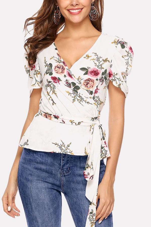 140 First-Date Outfit Ideas That Make You Special 64 Jeans with dressy blouse. 140 First-Date Outfit Ideas That Make You Special - 64