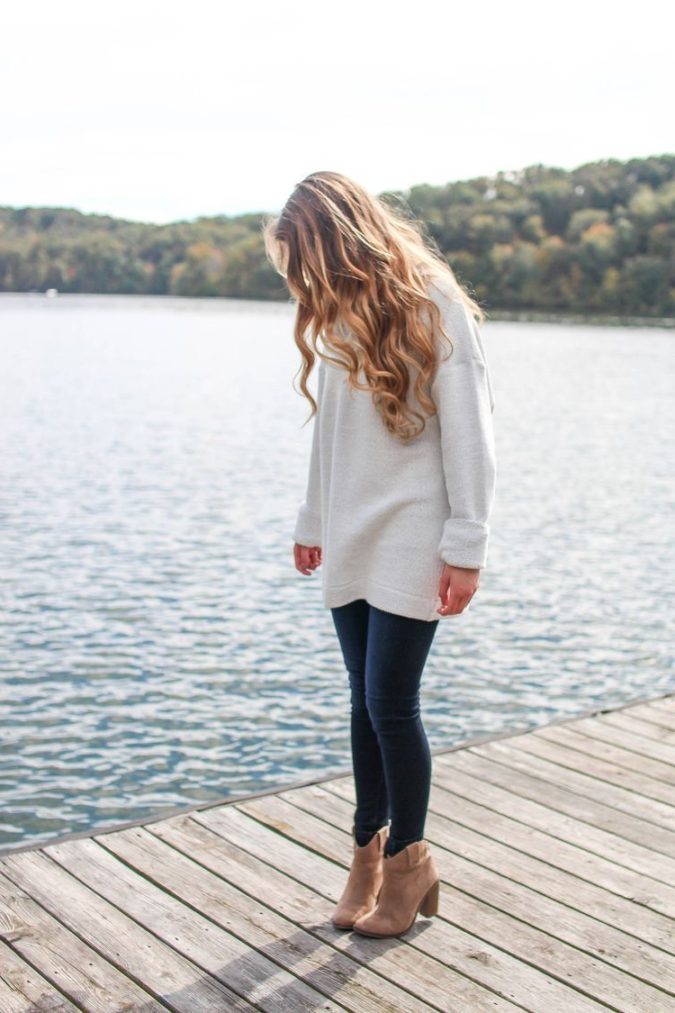 Sweater and boots. 3 e1601771227401 140+ Lovely Women's Outfit Ideas for Winter - 4