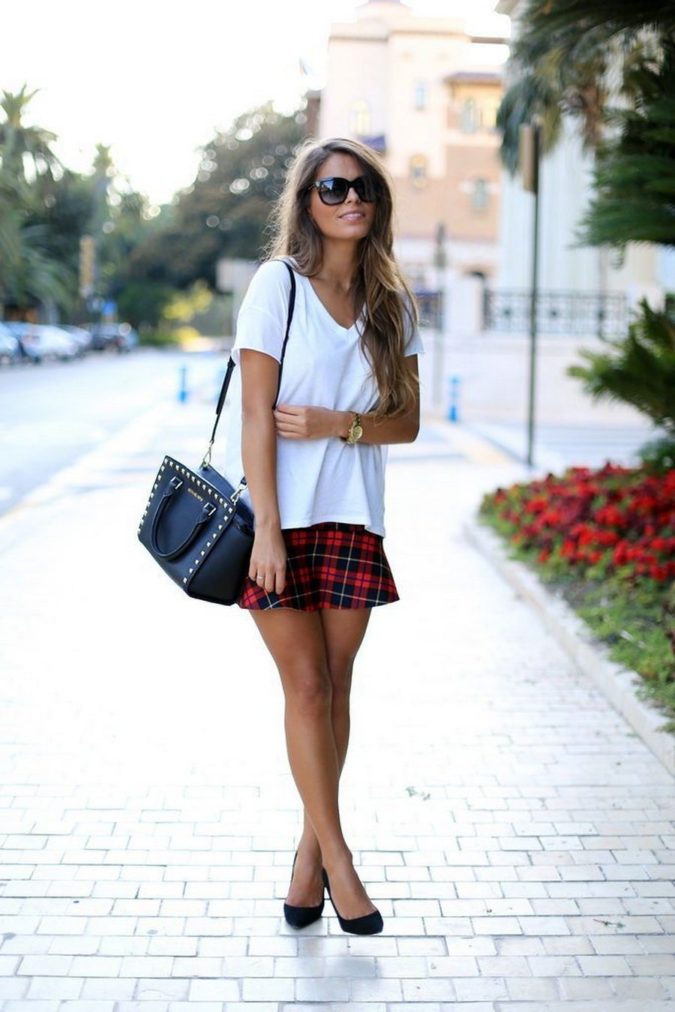 T shirt and miniskirt. 140 First-Date Outfit Ideas That Make You Special - 40