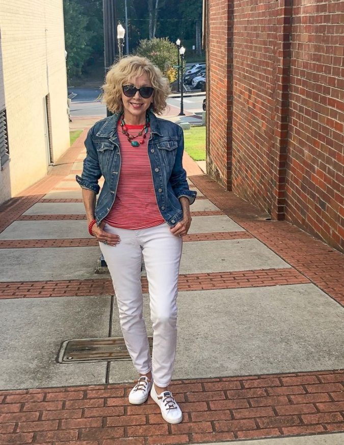 80+ Fabulous Outfits for Women Over 50 45 Leggings and sneakers 3 80+ Fabulous Outfits for Women Over 50 - 45