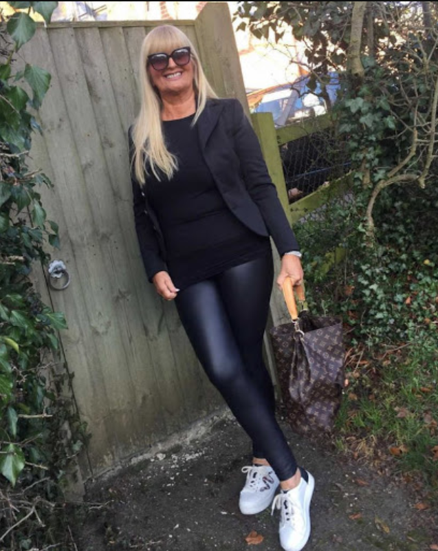 80+ Fabulous Outfits for Women Over 50 46 Leggings and sneakers 80+ Fabulous Outfits for Women Over 50 - 46
