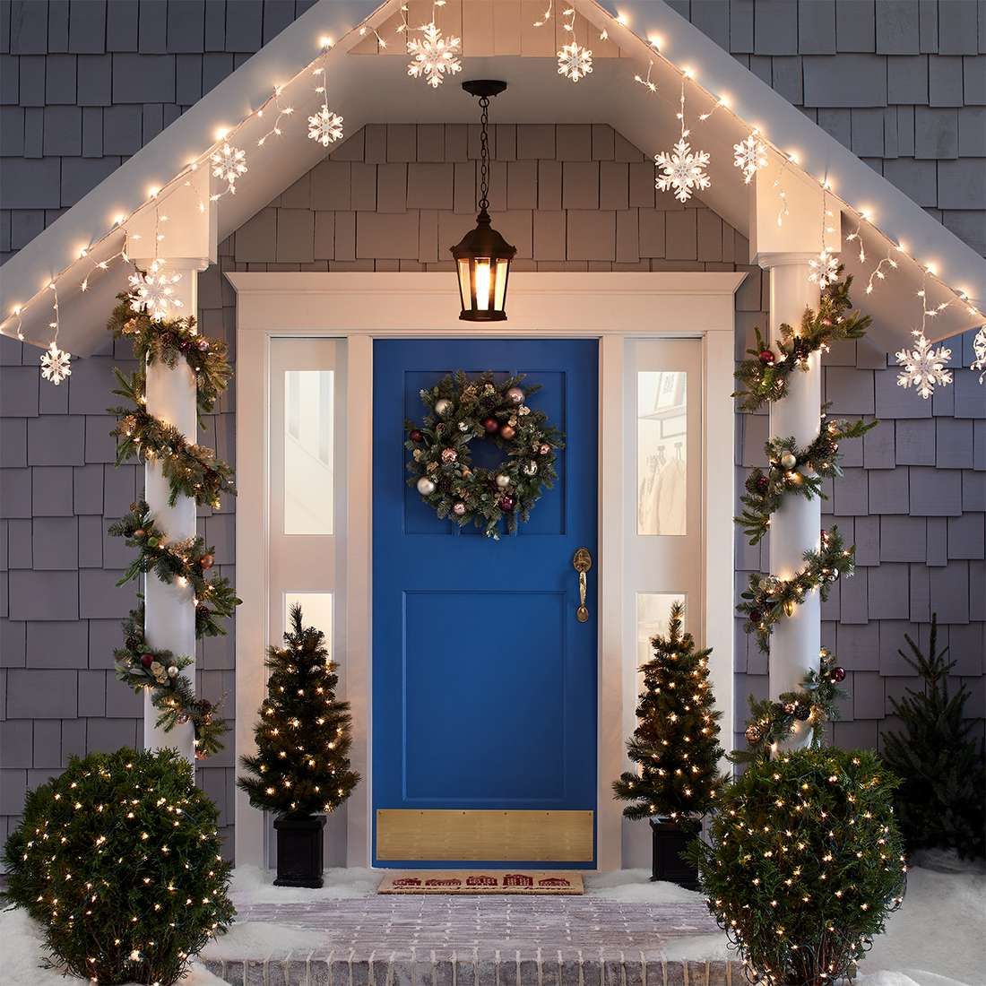 Chic-Outdoor-Christmas-decoration 45+ Christmas Lights Decorations to Let Outdoor Area Twinkle
