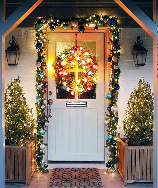 Christmas door light decoration 45+ Christmas Lights Decorations to Let Outdoor Area Twinkle - 11