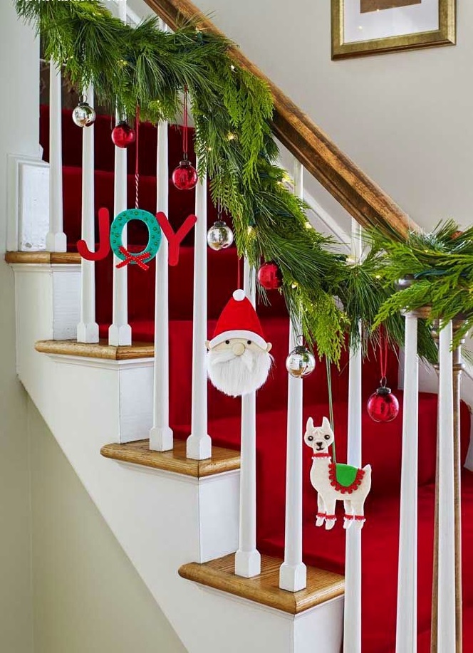 DIY-Christmas-living-room-decoration 70+ Creative Christmas Decorations to Do in 2021