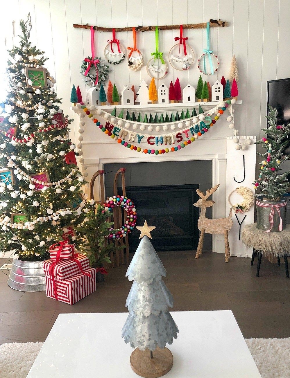 DIY-Christmas-living-room-decorations 70+ Creative Christmas Decorations to Do in 2021