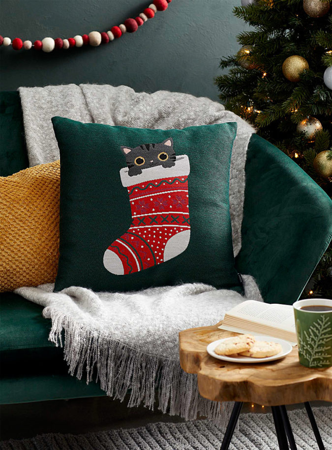 Pillows-Cushions-3-675x914 50+ Guest Room Christmas Decorations to Make Before Christmas Arriving