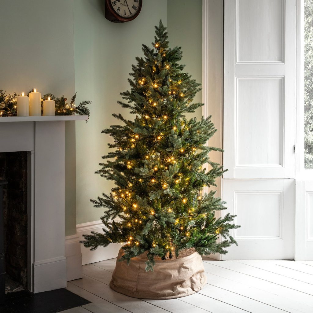 The Christmas tree lights 1 50+ Top Christmas Tree Decoration Ideas - 29