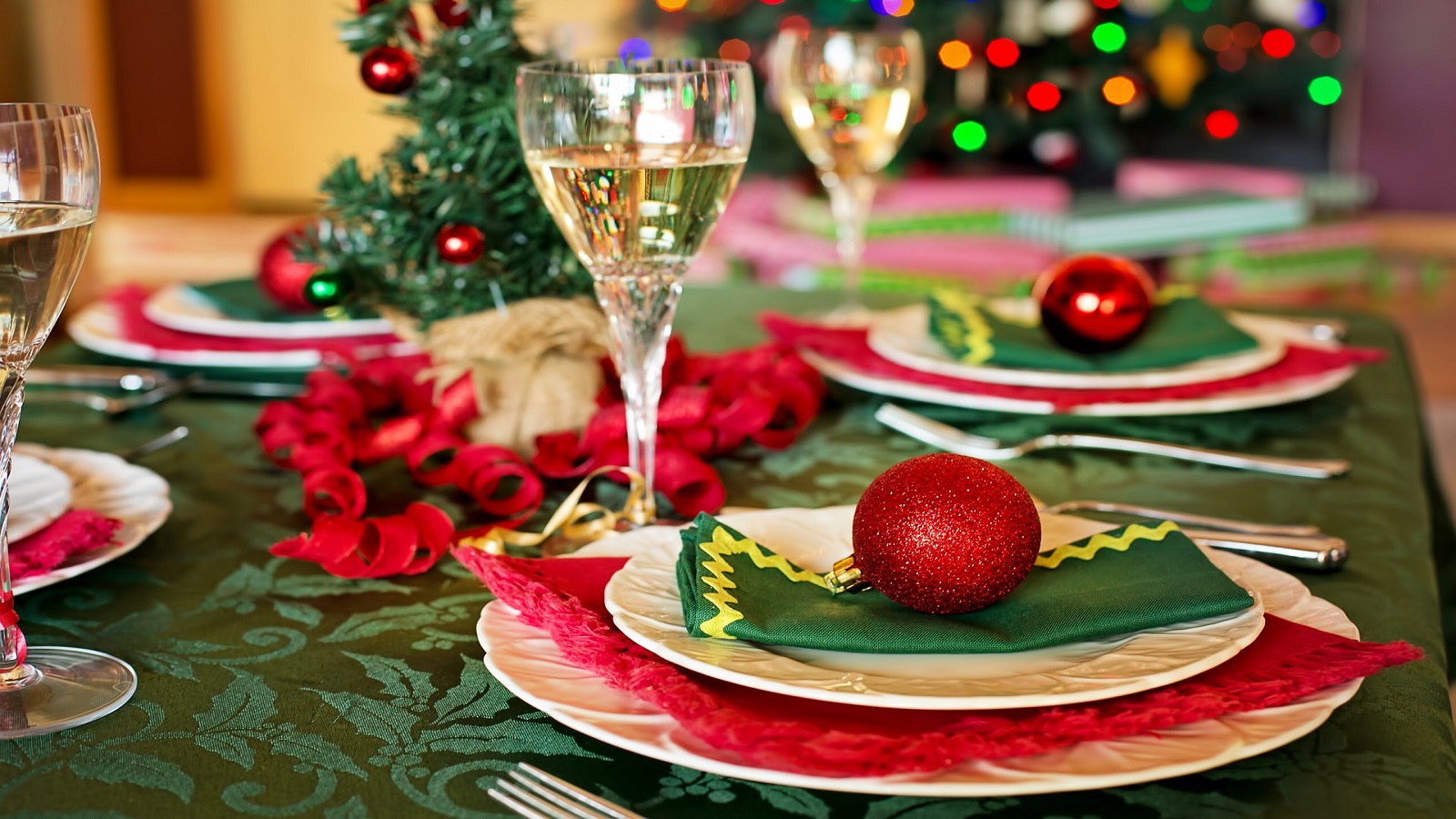 70+ Creative Christmas Decorations to Do 72 colorful centerpiece. 1 70+ Creative Christmas Decorations to Do - 72