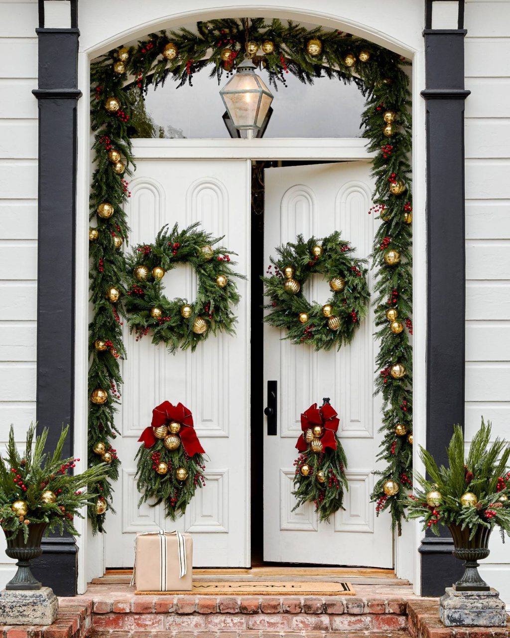door Christmas Decoaration 45+ Christmas Lights Decorations to Let Outdoor Area Twinkle - 14
