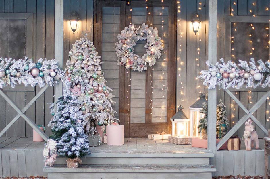 door Christmas Decoaration.. 1 45+ Christmas Lights Decorations to Let Outdoor Area Twinkle - 13