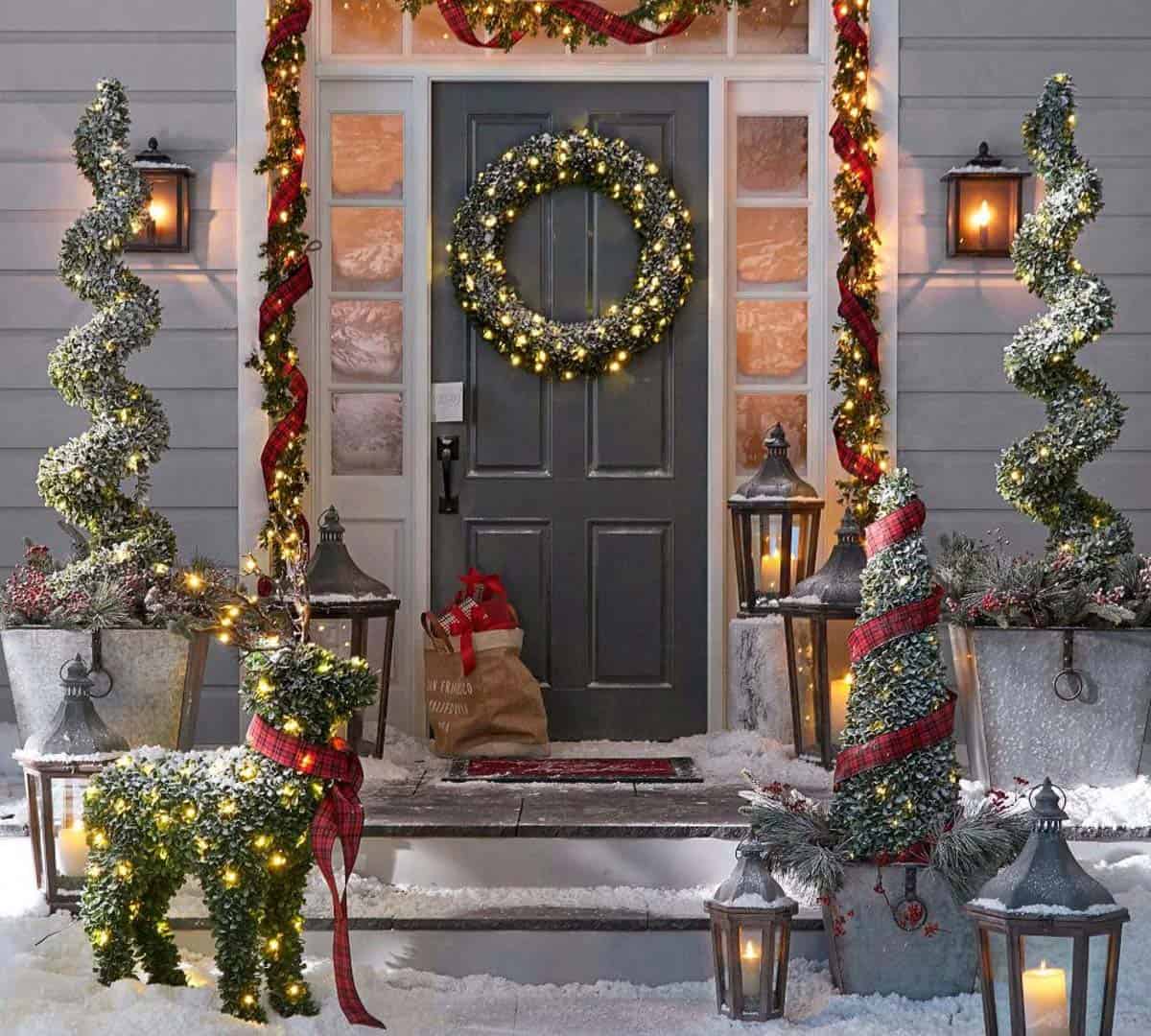 45+ Christmas Lights Decorations to Let Outdoor Area Twinkle 15 door Christmas Decoaration.. 45+ Christmas Lights Decorations to Let Outdoor Area Twinkle - 15
