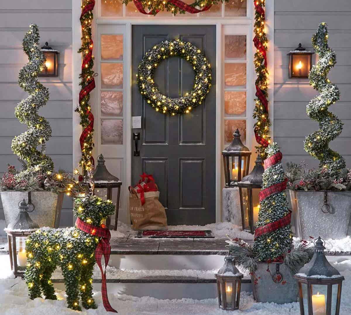 door Christmas Decoaration.. 45+ Christmas Lights Decorations to Let Outdoor Area Twinkle - 15