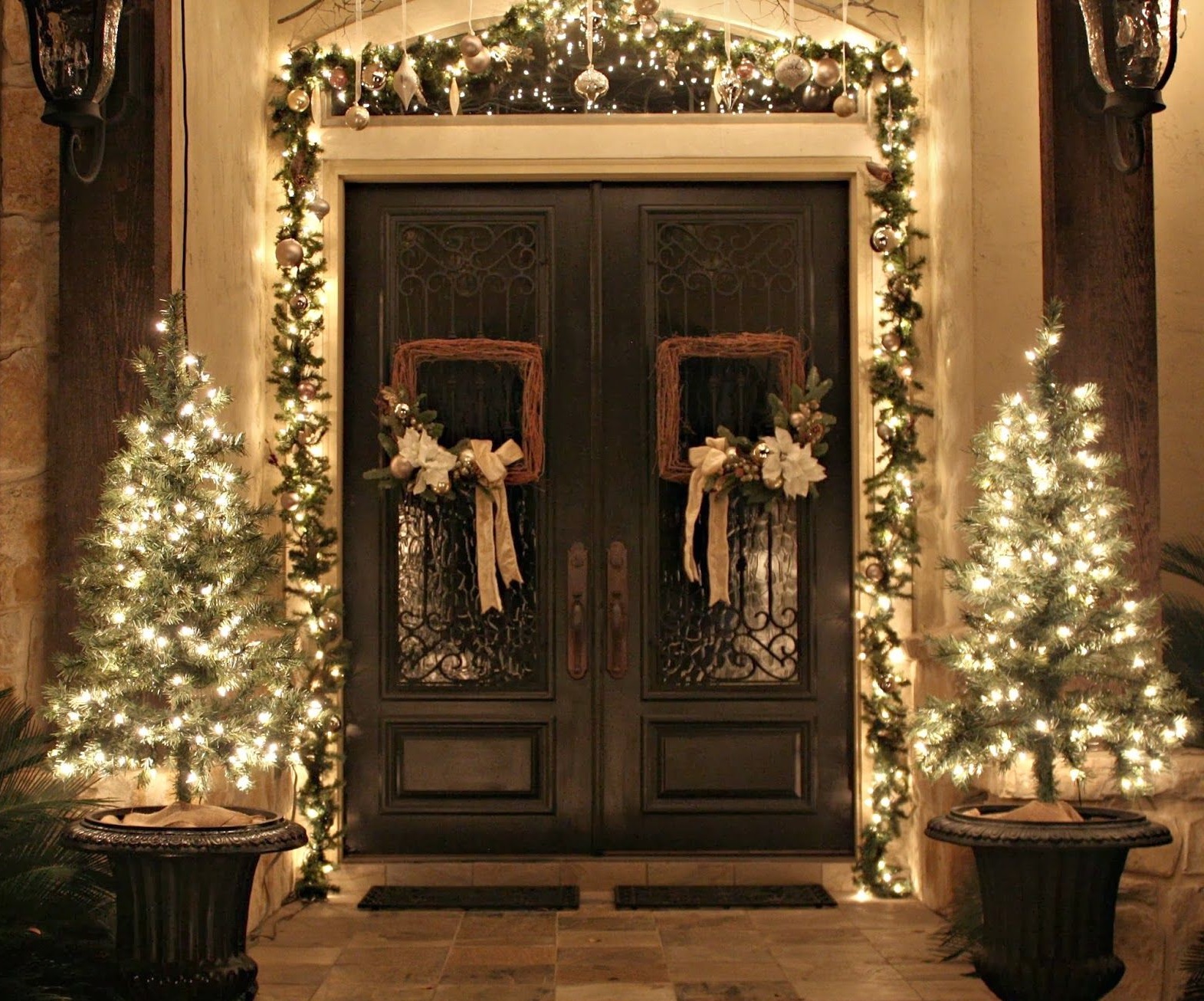 door Christmas Decoaration 45+ Christmas Lights Decorations to Let Outdoor Area Twinkle - 17
