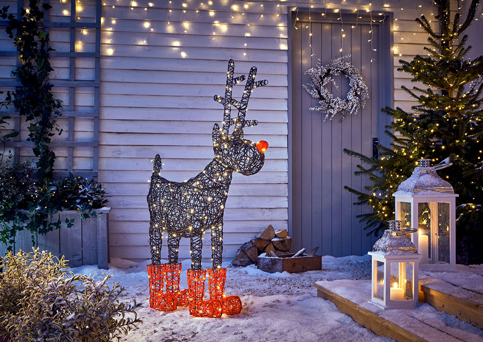 door Christmas Decoarations 45+ Christmas Lights Decorations to Let Outdoor Area Twinkle - 18