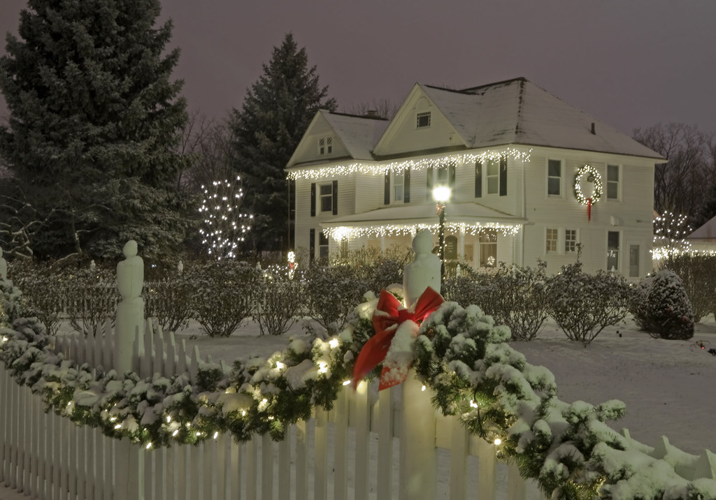 70+ Creative Christmas Decorations to Do 8 fence lighting. 70+ Creative Christmas Decorations to Do - 8