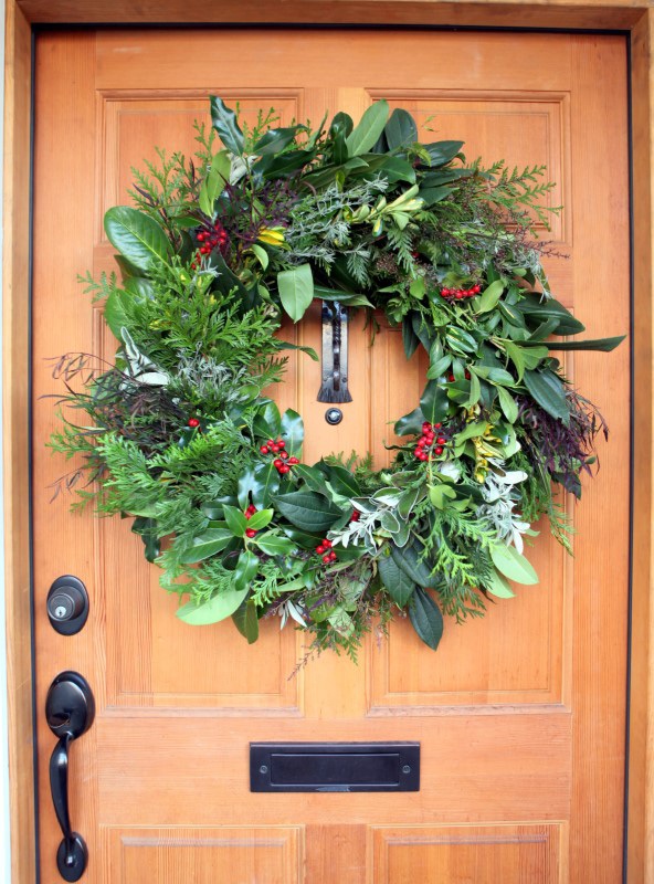 fresh wreath 60+ Creative Christmas Decoration Ways for Your Home - 1
