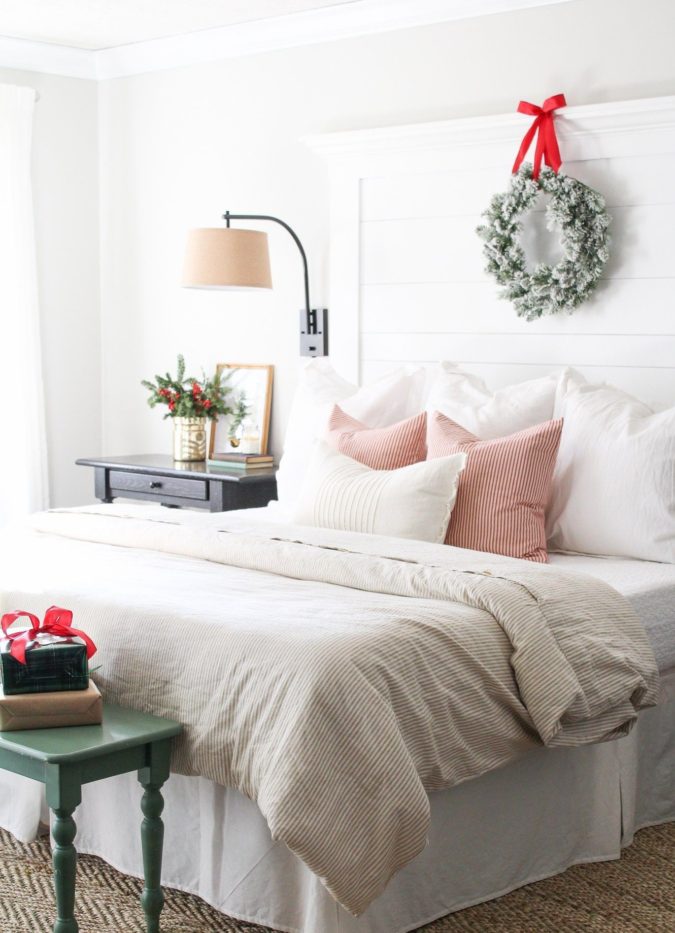 simple-Guest-Room-3-675x933 50+ Guest Room Christmas Decorations to Make Before Christmas Arriving