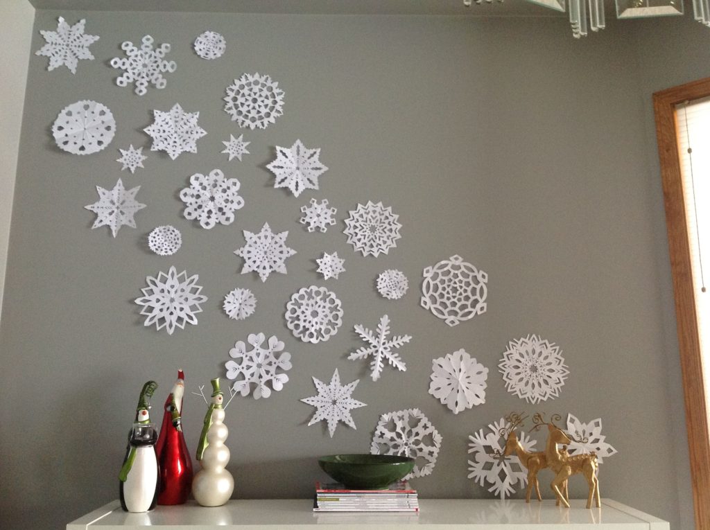 70+ Brilliant Ideas for This Year Christmas Decoration 67 snowflakes.. 70+ Brilliant Ideas for This Year Christmas Decoration - 67