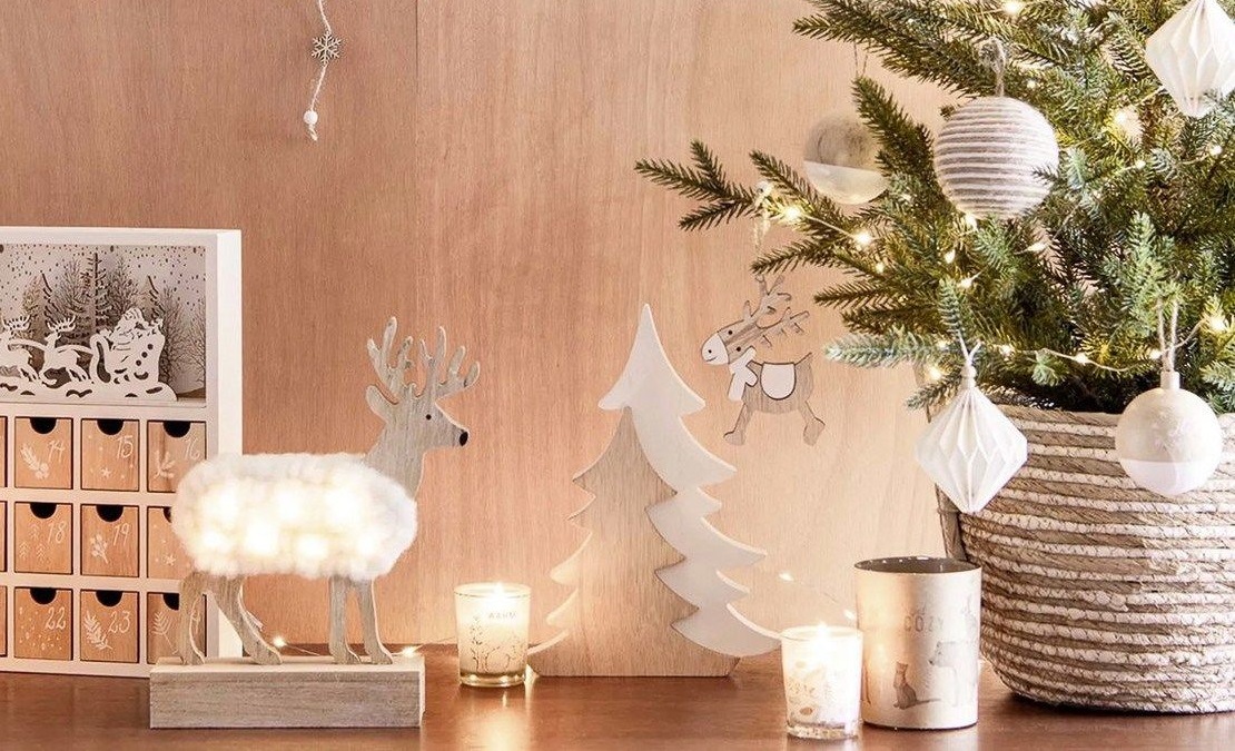 subtle holiday elements 2 70+ Brilliant Ideas for This Year Christmas Decoration - 31