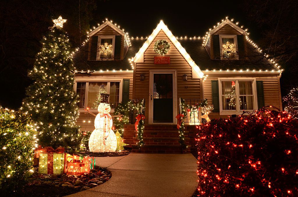 window light decoration.. 2 45+ Christmas Lights Decorations to Let Outdoor Area Twinkle - 28