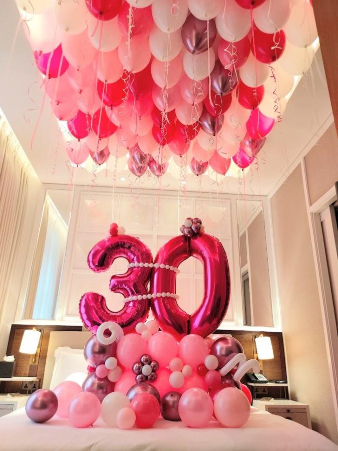 Bed-full-of-balloons.-1-675x900 70+ Hottest Marriage Anniversary Decoration Ideas at Home