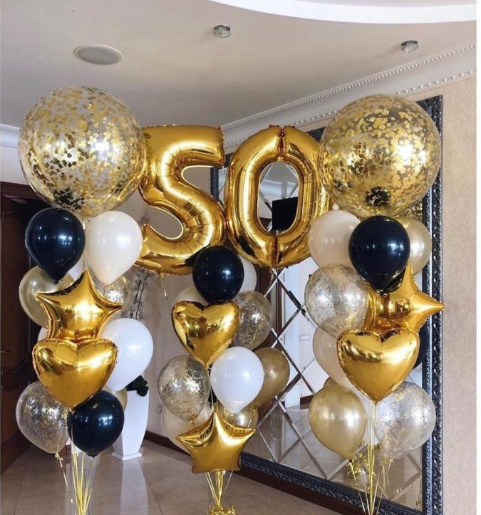 Gold-Balloon-Bouquet..-675x723 70+ Hottest Marriage Anniversary Decoration Ideas at Home