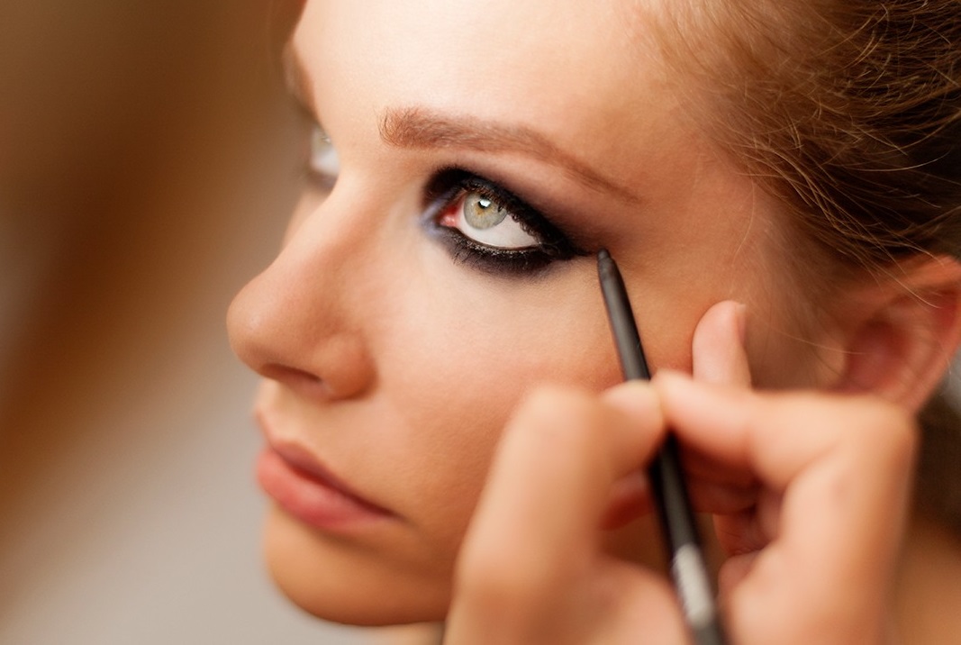 The dark and heavy eyeliner 1 Biggest 10 Fashion Mistakes Instantly Age You - 8
