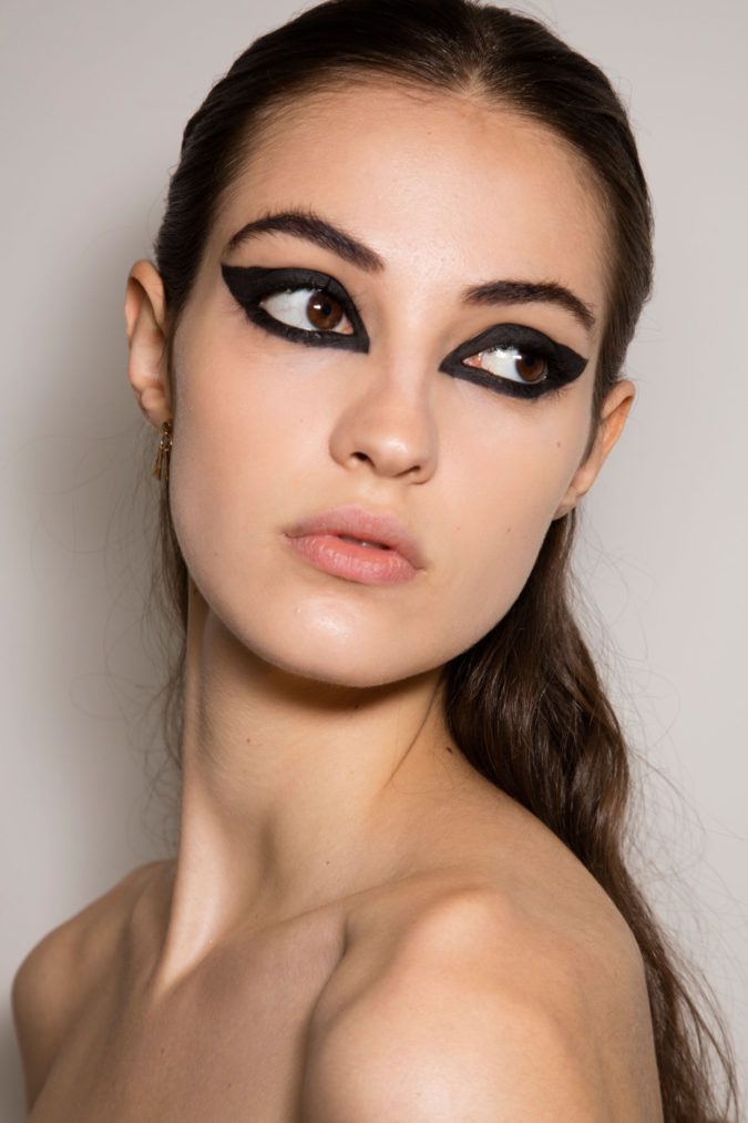 The dark and heavy eyeliner 2 Biggest 10 Fashion Mistakes Instantly Age You - 10