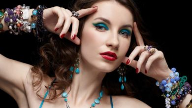 Wearing lots of jewelry 2 Biggest 10 Fashion Mistakes Instantly Age You - 374