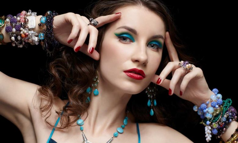 Wearing lots of jewelry 2 Biggest 10 Fashion Mistakes Instantly Age You - fashion mistakes 1