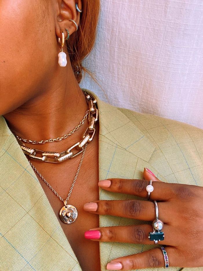 Wearing lots of jewelry. Biggest 10 Fashion Mistakes Instantly Age You - 12