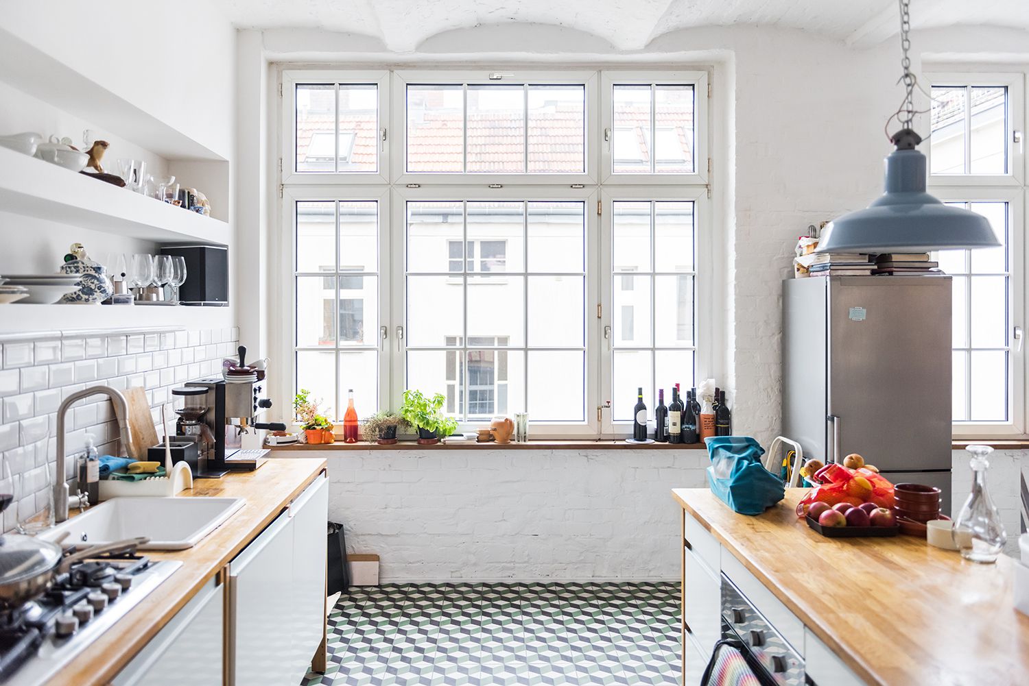windows 1 80+ Unusual Kitchen Design Ideas for Small Spaces - 40
