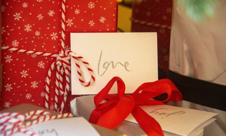 anniversary gifts 6 Creative Wedding Anniversary Gift Ideas - romantic gifts 15