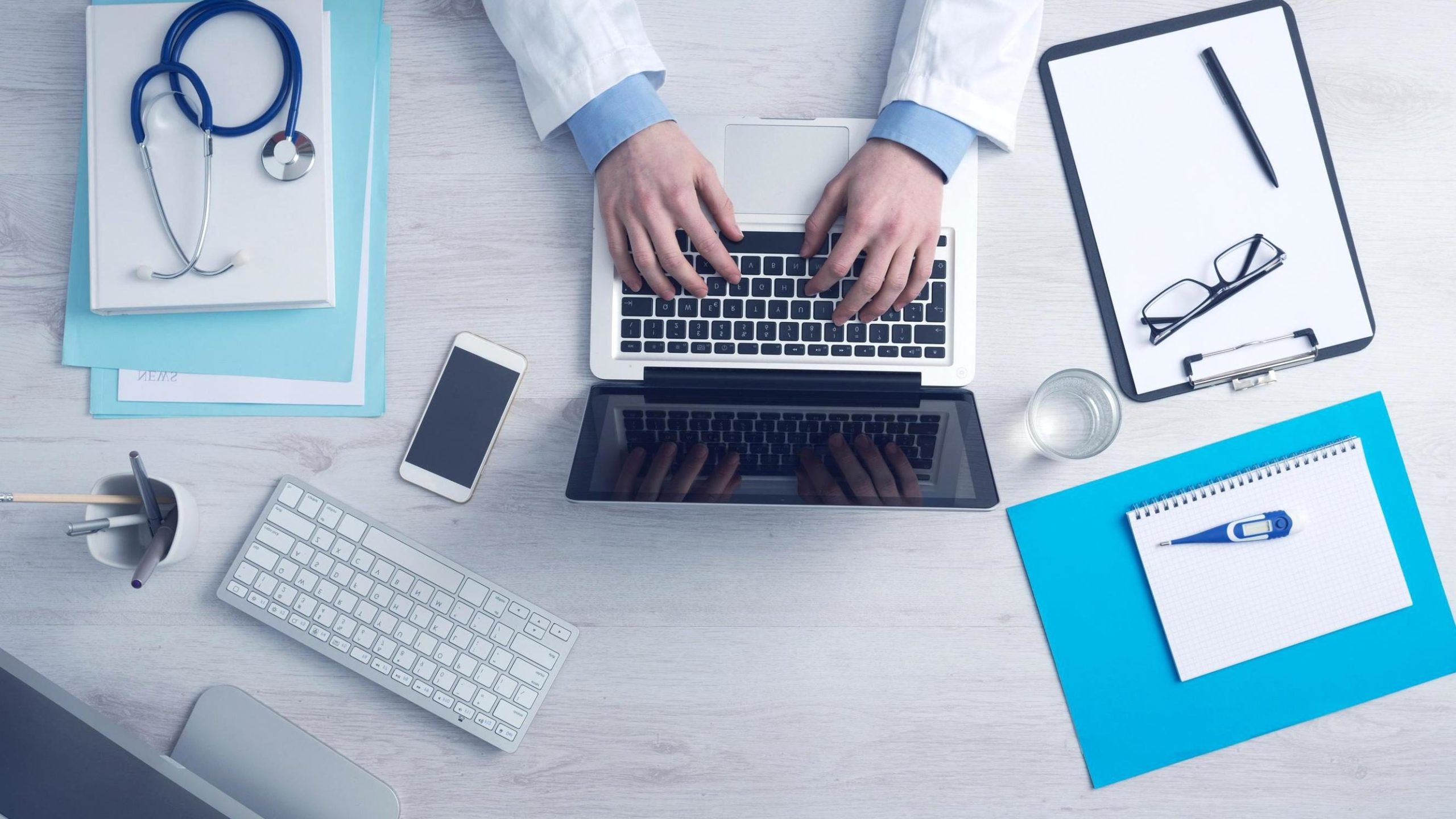 doctor uses laptop. scaled Top 7 Benefits of Surgery Training Videos for Medical Institutes - 4