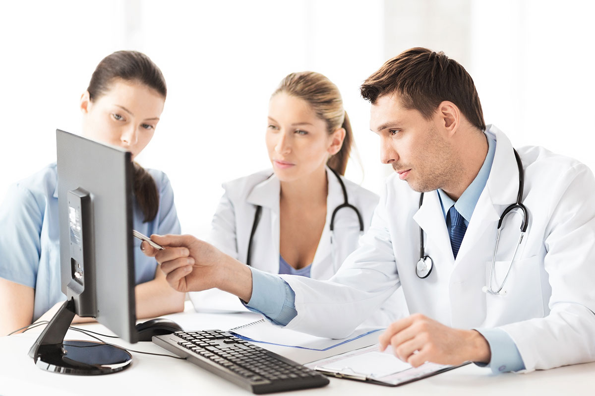 doctors use laptop Top 7 Benefits of Surgery Training Videos for Medical Institutes - 2
