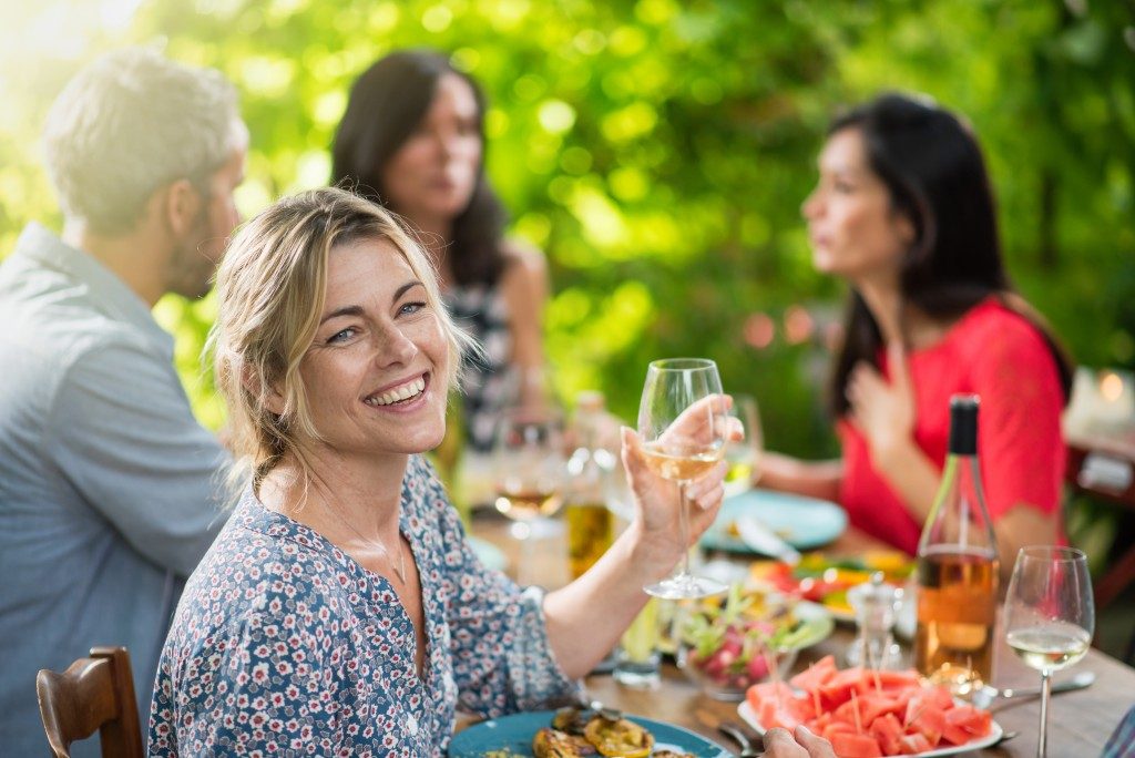 Eating-Meals-Outdoors 3 Great Ways to Spend More Time Outdoors This Summer
