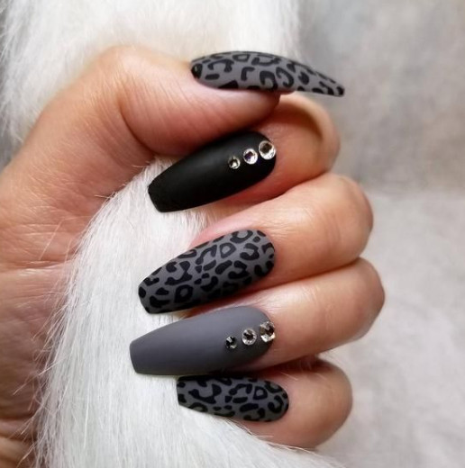 grey cheetah print nail art