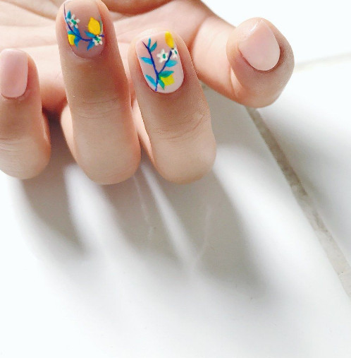 minimal floral nail art