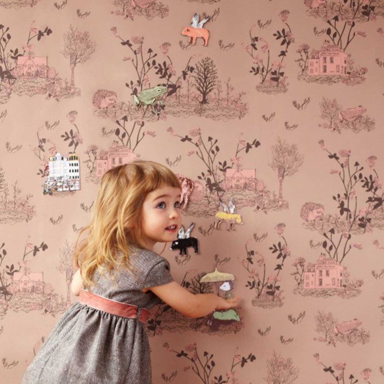child decorate their own wallpaper