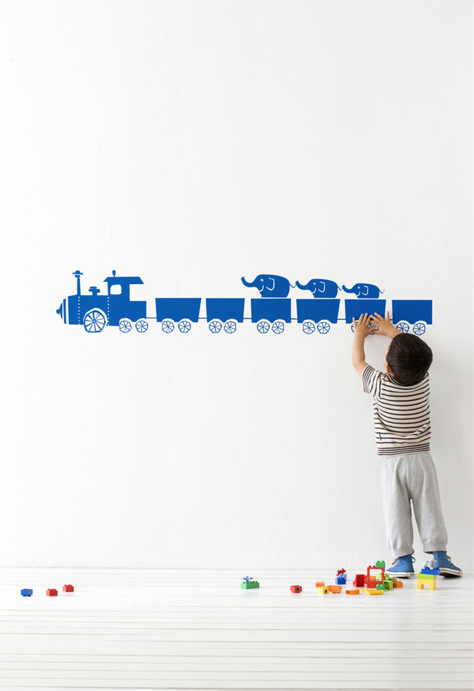 child decorate their own wallpapers 10 Cute Ways to Use Removable Wallpaper for Your Kid’s Bedroom - 10