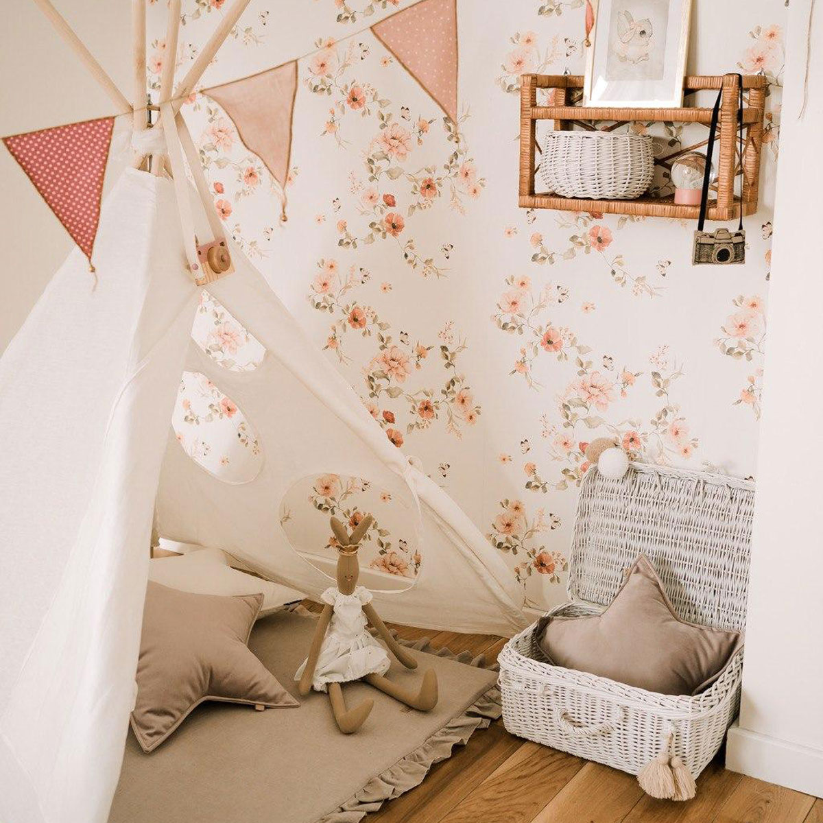 floral-wallpaper 10 Cute Ways to Use Removable Wallpaper for Your Kid’s Bedroom